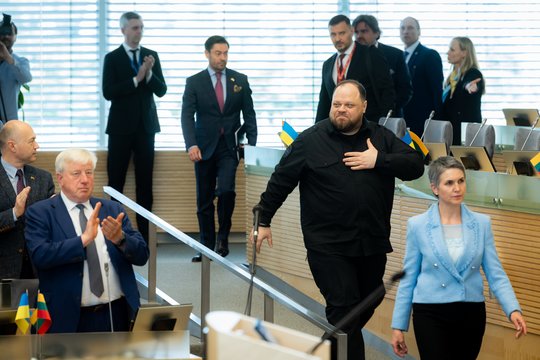 Ketvirtadienį nenumatytame Seimo plenariniame posėdyje Ukrainos Aukščiausiosios Rados Pirmininkui Ruslanui Stefančukui įteiktas Seimo apdovanojimas – Aleksandro Stulginskio žvaigždė.