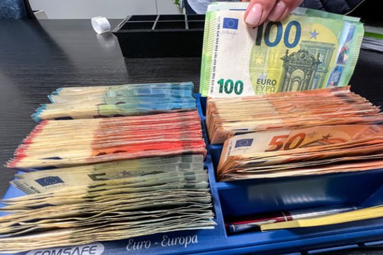 Eurai,pinigai,valiuta,alga,užmokestis