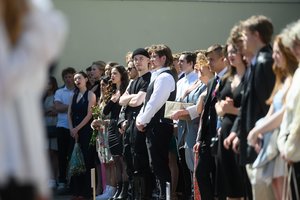 Abiturientams baigėsi mokslo metai: po šventiško savaitgalio prasidės brandos ezgaminų sesija