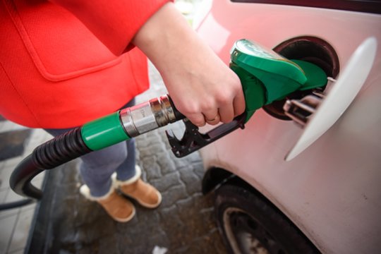 Benzinas Lietuvoje per metus atpigo 0,44 euro.