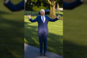 JAV prezidentas J. Bidenas vėl neišsilaikė ant kojų: parvirto vidury scenos