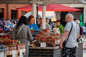 Turguje – pirmosios lietuviškos uogos ir daržovės: kainos tokios, kad braškes ne visi gali įpirkti