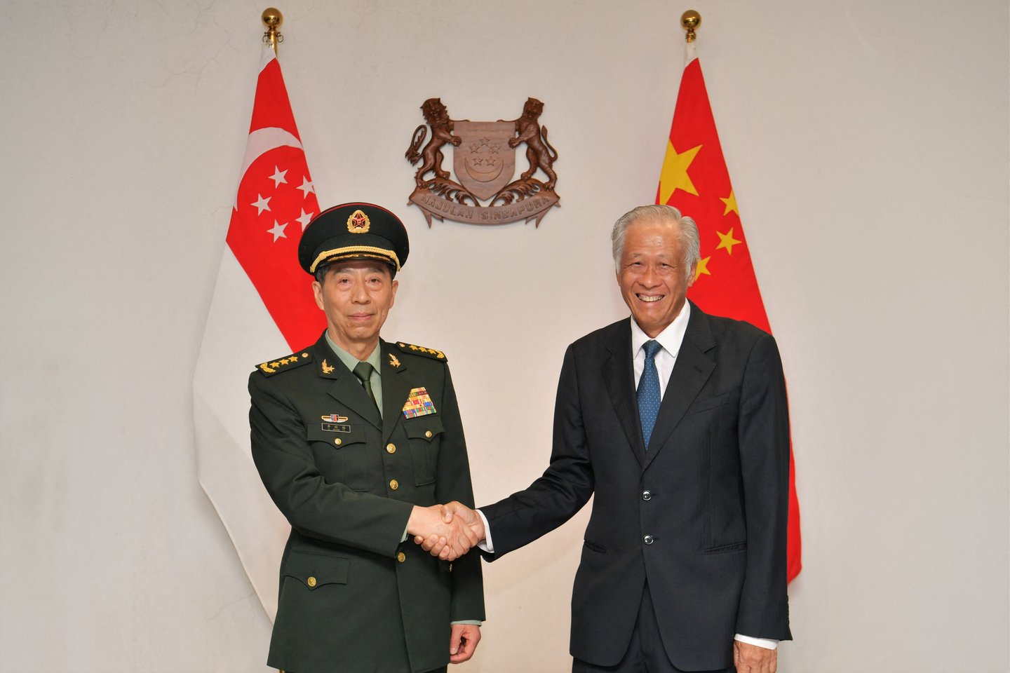 ​Naujasis Kinijos gynybos ministras Li Shangfu pagrasino užkariauti Taivaną. Prieš Singapūre prasidedant Azijos saugumo konferencijai „Shangri-la dialogas“, generolas Li Shangfu susitikime su kolega iš Singapūro Ng Eng Henu pareiškė, jog Kinija nori taikaus „susivienijimo“, tačiau neleis, kad Taipėjue valdanti Pažangos partija (DPP) siektų nepriklausomybės.<br>Reuters/Scanpix nuotr.