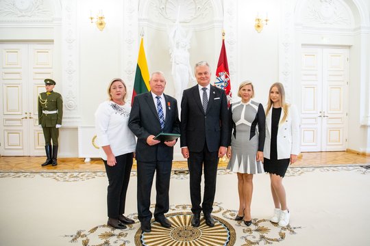 Prezidentas sveikina ir ordino „Už nuopelnus Lietuvai“ medaliu apdovanoja tėvus ir globėjus