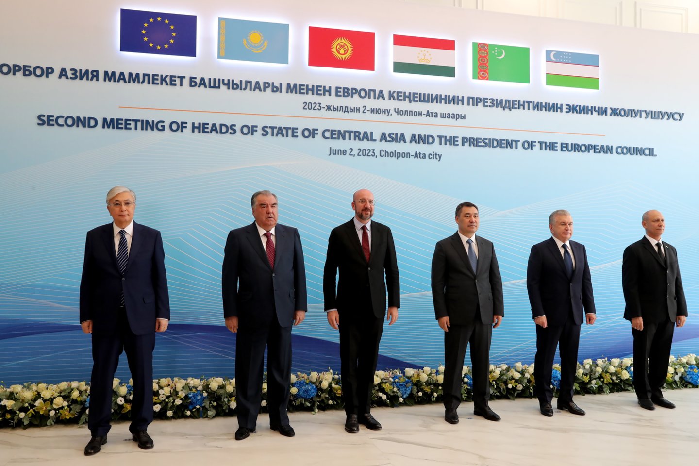 ​Europos Vadovų Tarybos pirmininkas Charles‘is Michelis penktadienį atvyko į svarbų viršūnių susitikimą Kirgizijoje. Briuselis siekia užmegzti glaudesnius ryšius su Vidurinės Azijos šalimis, kurias Rusija laiko savo įtakos sfera.<br>EPA-ELTA nuotr.