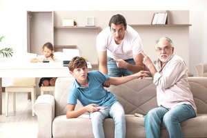 Kartų konfliktas – užprogramuotas: kodėl vyresni žmonės skundžiasi jaunimu?