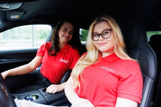 Jau devintą kartą vykusiose elektromobilių varžybose prie starto Vilniaus Gedimino prospekte stojo 3 dešimtys ekipažų.