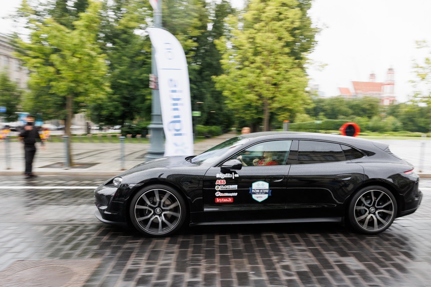 Jau devintą kartą vykusiose elektromobilių varžybose prie starto Vilniaus Gedimino prospekte stojo 3 dešimtys ekipažų.<br> T.Bauro nuotr.
