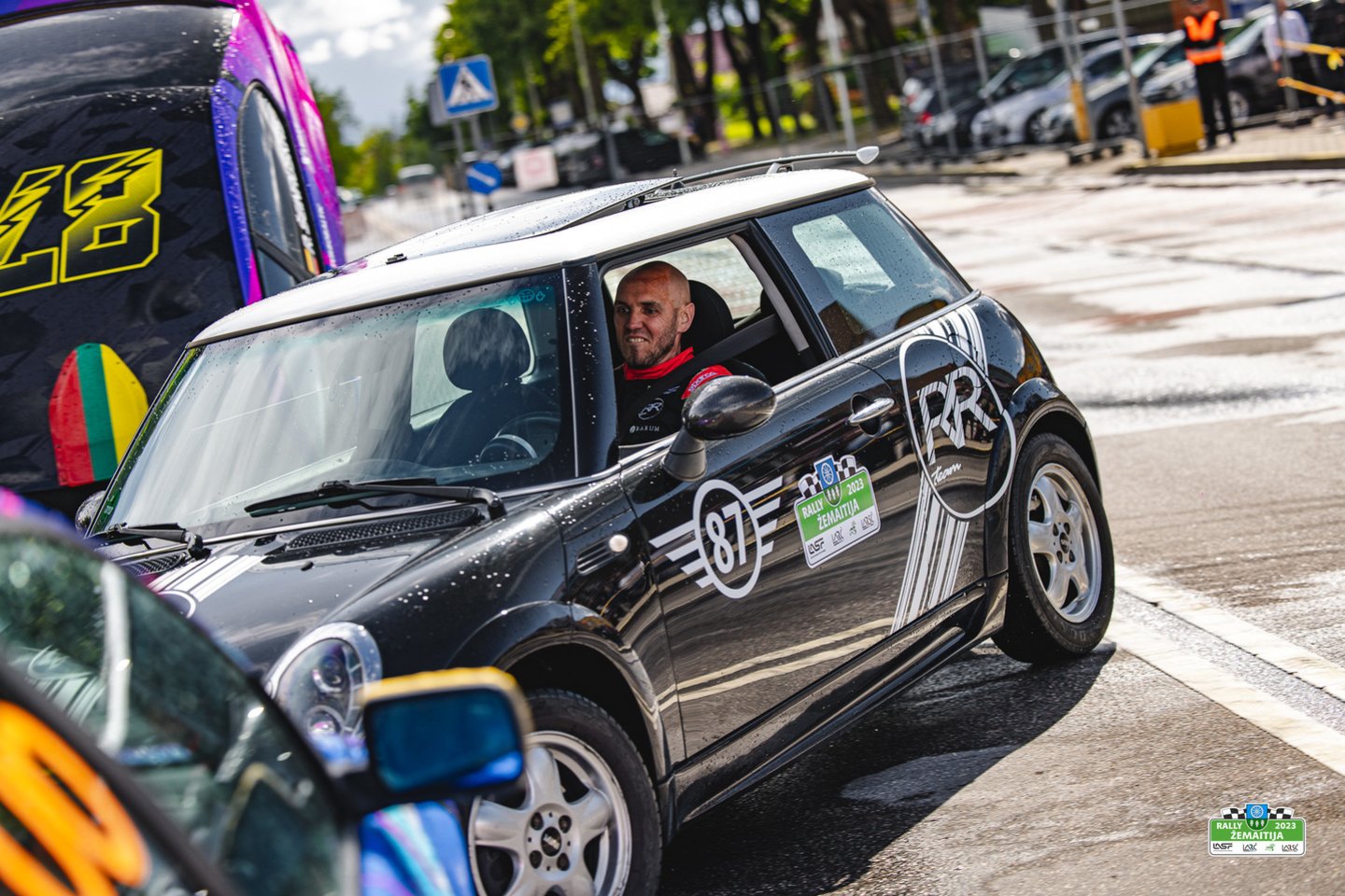 R.Šeinauskas ištesėjo viešai duotą pažadą ir „Rally Žemaitija 2023“ žiūrovų akivaizdoje užfiksavo benzingalvišką Lietuvos rekordą.<br>A.Lauciaus nuotr. 