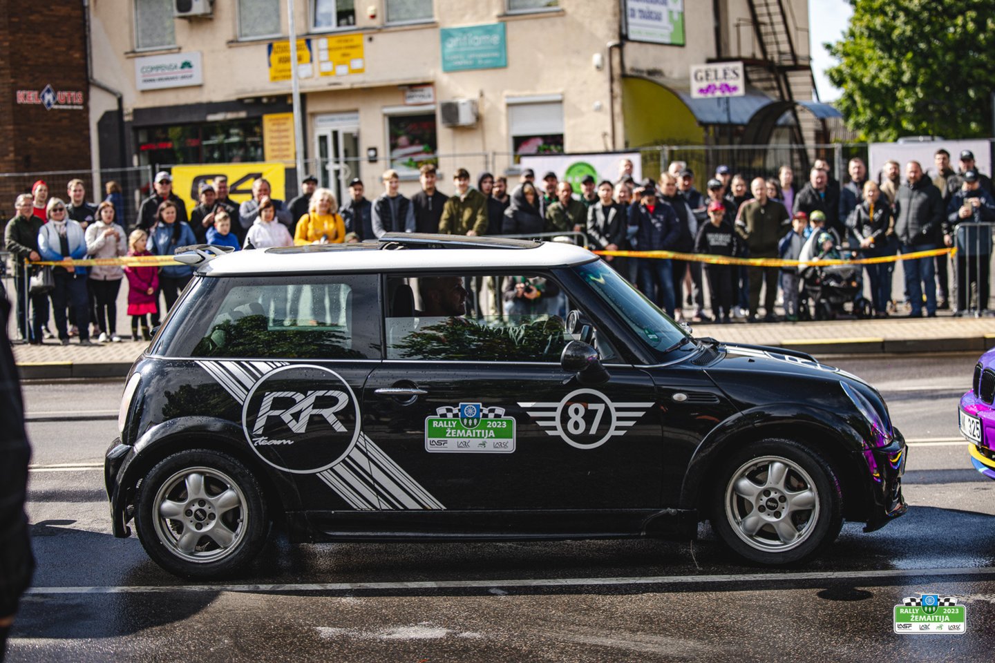 R.Šeinauskas ištesėjo viešai duotą pažadą ir „Rally Žemaitija 2023“ žiūrovų akivaizdoje užfiksavo benzingalvišką Lietuvos rekordą.<br>A.Lauciaus nuotr. 