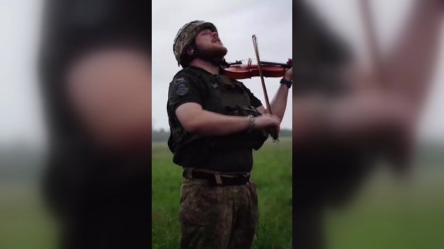 Socialiniuose tinkluose plinta jautrus vaizdo įrašas: Ukrainos kario muzika virpiną širdį
