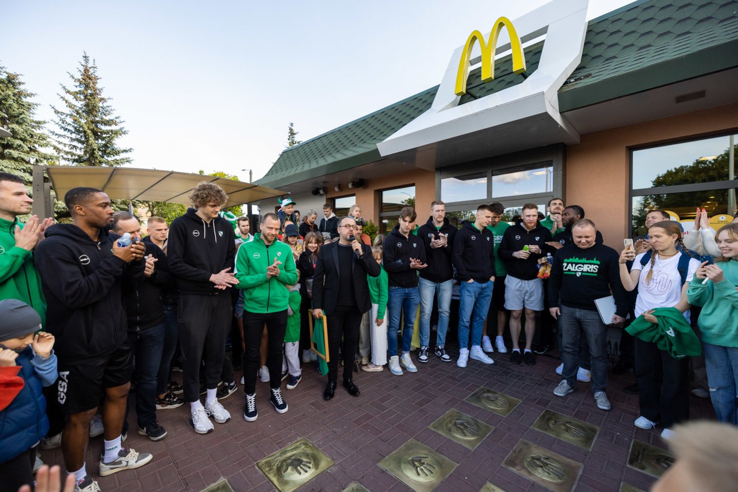  „McDonald‘s žvaigždžių alėją“ Kaune papildė L. Lekavičiaus delno įspaudas<br> zalgiris.lt nuotr.