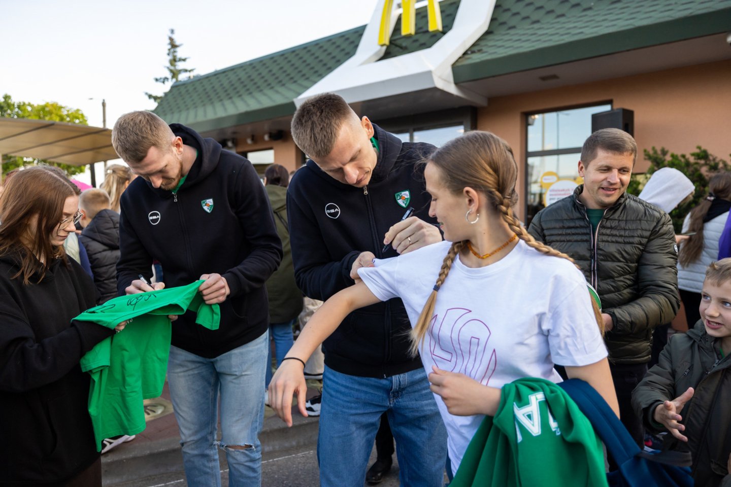  „McDonald‘s žvaigždžių alėją“ Kaune papildė L. Lekavičiaus delno įspaudas<br> zalgiris.lt nuotr.