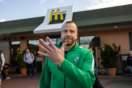  „McDonald‘s žvaigždžių alėją“ Kaune papildė L. Lekavičiaus delno įspaudas