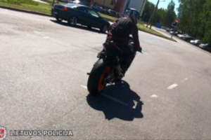 22 pažeidimus padaręs ir beveik 200 km/val. greičiu lėkęs motociklininkas išgirdo teismo nuosprendį