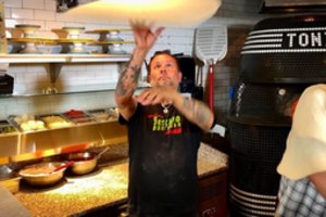 Neįprastas hobis – picų mėtymo akrobatika: laiko tikru sportu ir varžosi čempionatuose