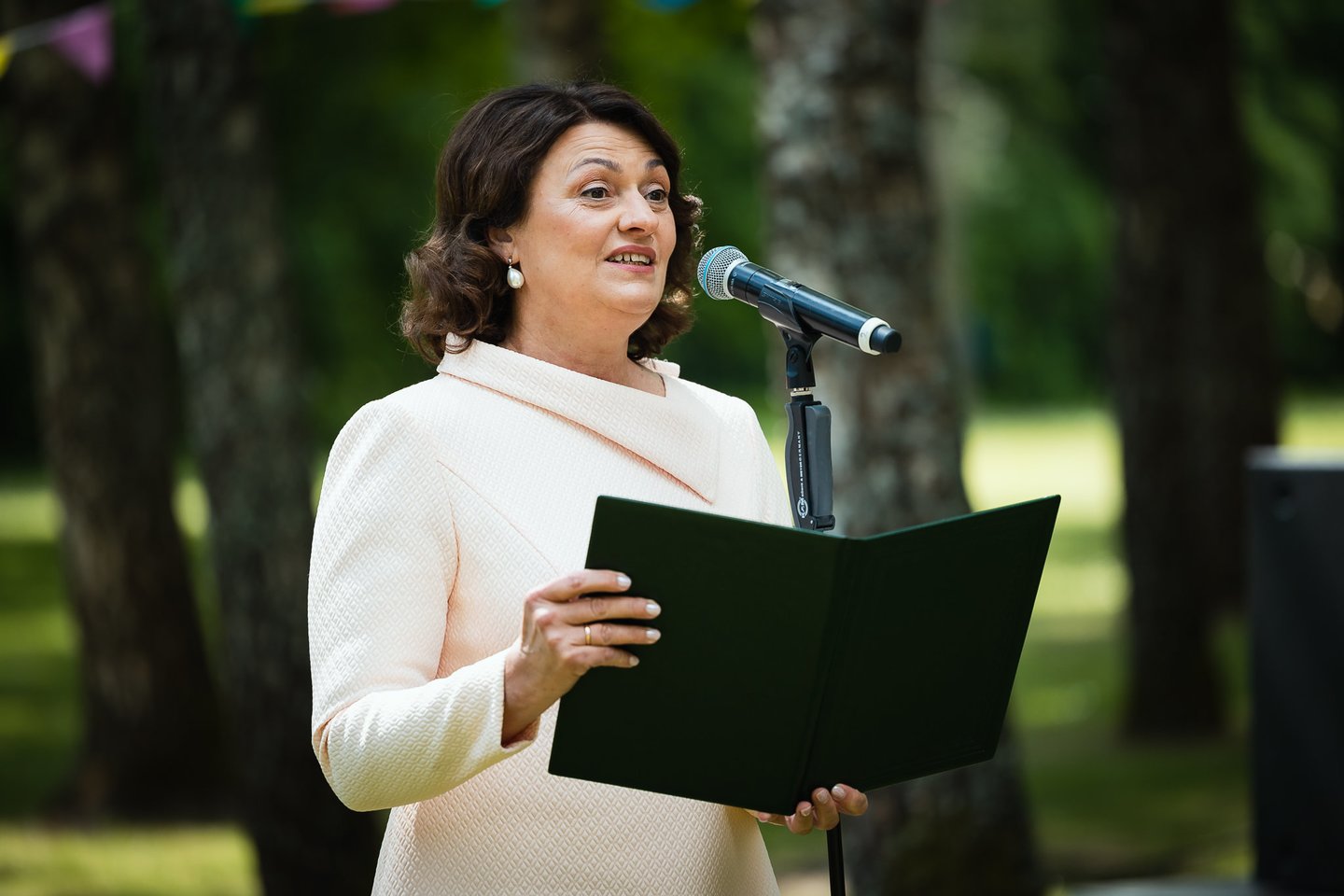  Pirmoji ponia D.Nausėdienė dalyvauja ankstukų vasaros šventėje.<br> Lietuvos Respublikos Prezidento kanceliarijos (E.Kinaičio) nuotr.
