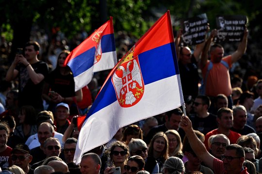 ​Dešimtys tūkstančių serbų šeštadienį Belgrade vėl protestavo prieš smurtą ir prezidentą Aleksandrą Vučičių. Tai buvo penktoji didelė demonstracija po šalį sudrebinusių dviejų masinių žudynių, informuoja naujienų agentūra dpa.