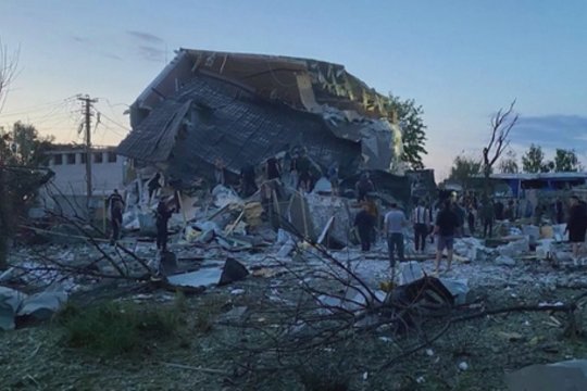 Per kruviną rusų ataką Dnipre sugriauti 2 gyvenamieji namai: žuvo mergaitė, skaičiuojami 22 sužeistieji