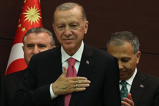 ​Turkijos prezidentas Recepas Tayyipas Erdoganas šeštadienį pakeitė beveik visus ministrus netrukus po to, kai buvo perrinktas ir davė priesaiką, informuoja naujienų agentūra dpa.