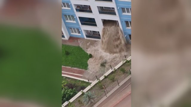 Užfiksuota: Turkijos sostinėje iš daugiabučio balkono veržiasi potvynio vanduo