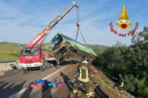 Per autobuso avariją Italijoje vienas žmogus žuvo, o 14 sužeista