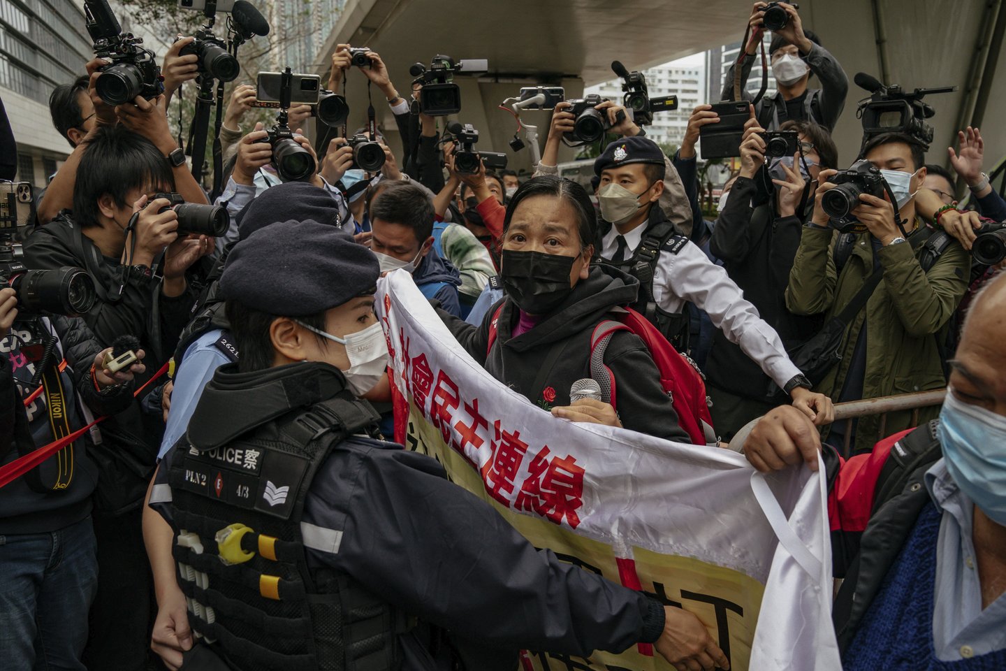 ​Honkongo policija sekmadienį, per 34-ąsias Tiananmenio aikštės žudynių metines, sulaikė keletą aktyvistų pasisakančių už demokratiją.<br>AP/Scanpix asociatyvi nuotr.