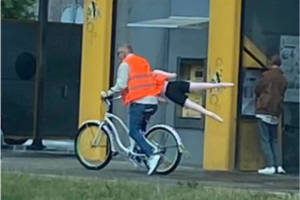 Pribloškė pamatytas vaizdas Kaune: užfiksavo dviratininką su neeiline draugija