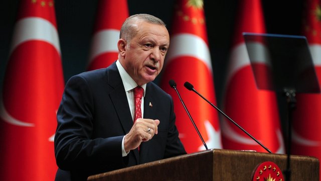 Pokyčiai Turkijos vyriausybėje: perrinktas R. T. Erdoganas iš karto ėmėsi veiksmų