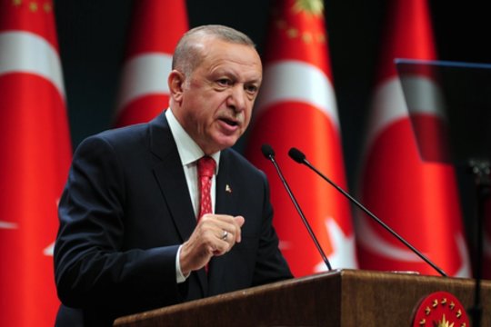 Pokyčiai Turkijos vyriausybėje: perrinktas R. T. Erdoganas iš karto ėmėsi veiksmų
