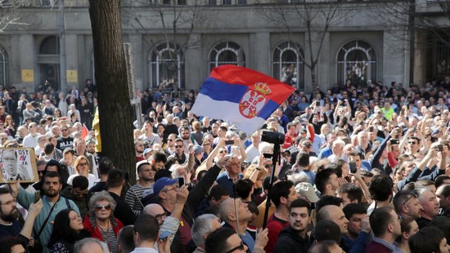 Tęsiasi antivyriausybiniai protestai Serbijoje: sostinėje į gatves išėjo dešimtys tūkstančių žmonių