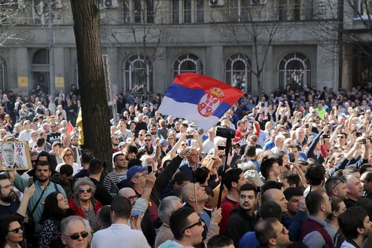 Tęsiasi antivyriausybiniai protestai Serbijoje: sostinėje į gatves išėjo dešimtys tūkstančių žmonių