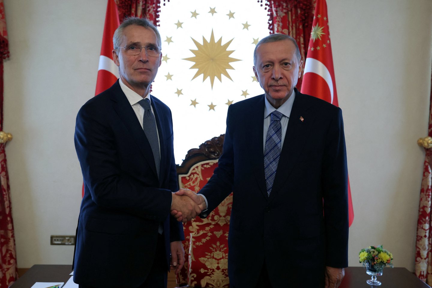 ​Sekmadienį Stambule vyksta Turkijos prezidento Recepo Tayyipo Erdogano ir NATO generalinio sekretoriaus Jenso Stoltenbergo derybos, praneša naujienų portalas rbc.ua remdamasis Turkijos leidiniu „Star“.<br>Reuters/Scanpix nuotr.