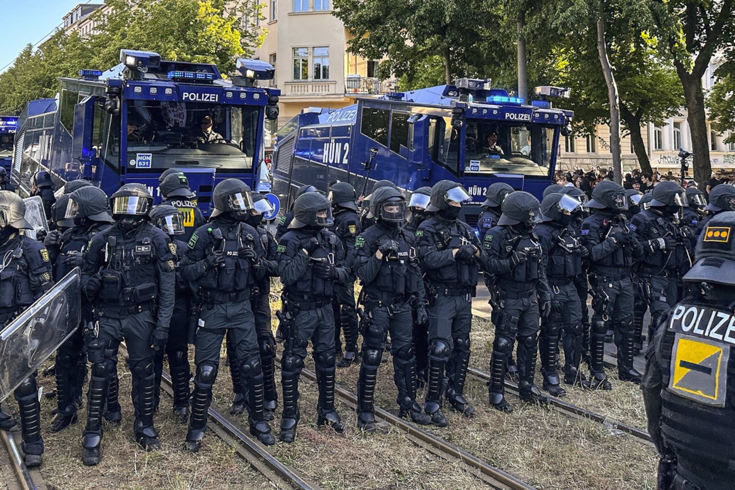 ​Leipcigo mieste, Vokietijoje, kairieji radikalai šeštadienį surengė riaušes ir susirėmė su policija. Dėl riaušių buvo uždrausta sekmadienį planuota demonstracija, o mieste patruliavo sustiprintos policijos pajėgos, praneša naujienų agentūra dpa.<br>EPA-ELTA nuotr.