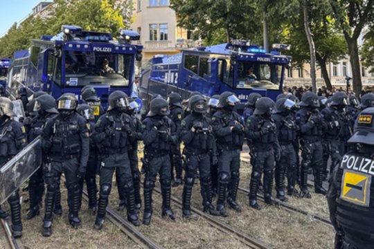 ​Leipcigo mieste, Vokietijoje, kairieji radikalai šeštadienį surengė riaušes ir susirėmė su policija. Dėl riaušių buvo uždrausta sekmadienį planuota demonstracija, o mieste patruliavo sustiprintos policijos pajėgos, praneša naujienų agentūra dpa.