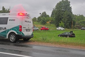 Prie Šiaulių vertėsi jaunuolio vairuojamas automobilis: 3 sužaloti nepilnamečiai – medikų rankose