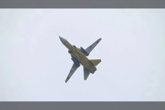  Praėjusią savaitę socialinėje žiniasklaidoje pradėjo plisti Ukrainos lėktuvo „Su-24“ su dviem sparnuotosiomis raketomis „Storm Shadow“ nuotrauka.