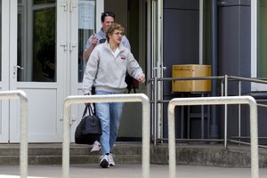 Abiturientų įspūdžiai po pirmojo egzamino: vieni džiaugiasi lengvumu, kiti iš streso net pamiršo, apie ką rašė