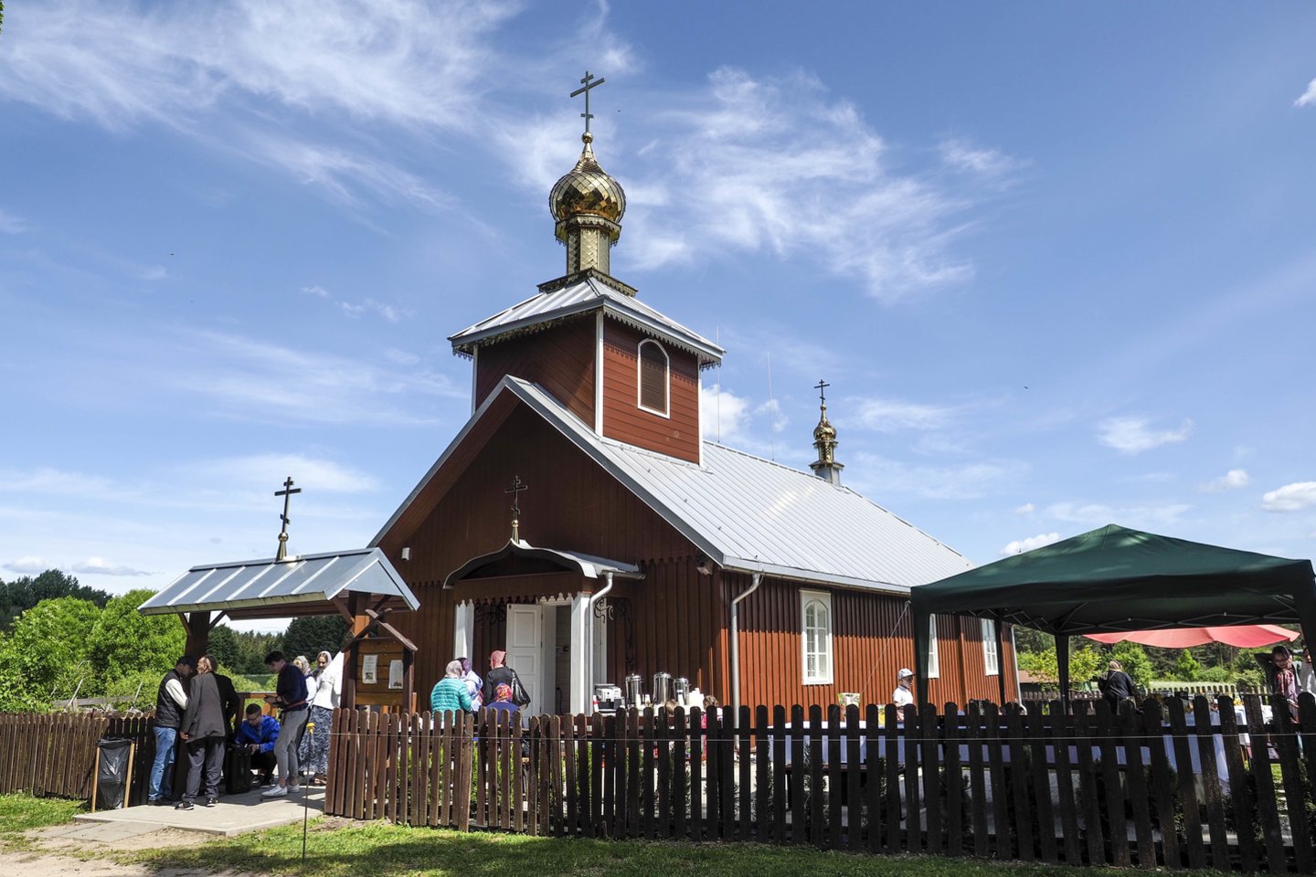 Nuošaliame ir tyliame Daniliškių kaime (Trakų r.) sekmadienį buvo šventė. Mat duris pagaliau atvėrė Švč. Trejybės sentikių cerkvė.<br>V. Ščiavinsko nuotr.