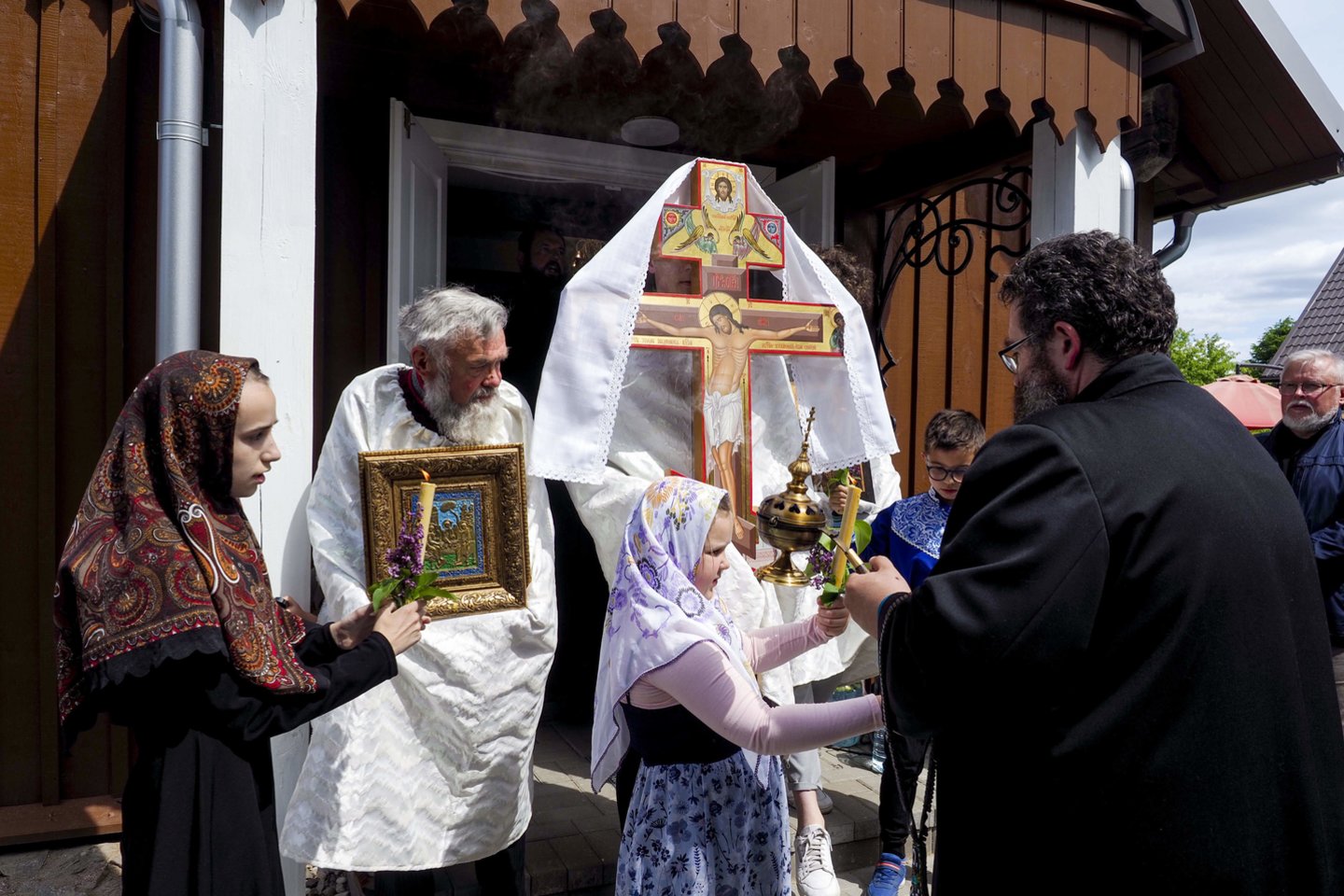Nuošaliame ir tyliame Daniliškių kaime (Trakų r.) sekmadienį buvo šventė. Mat duris pagaliau atvėrė Švč. Trejybės sentikių cerkvė.<br>V. Ščiavinsko nuotr.