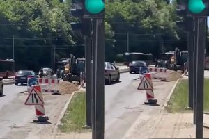 Remontuojamoje gatvėje įstrigo troleibusas: stūmė patys keleiviai