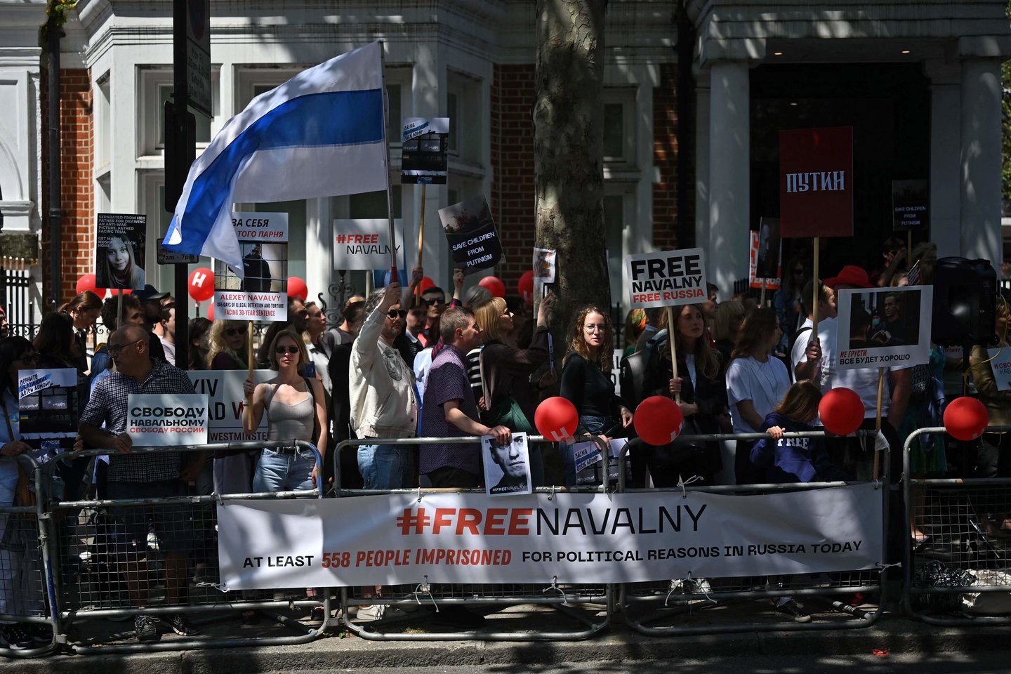 Londone prie Rusijos ambasados susirinkę protestuotojai, palaikantys įkalintą Kremliaus kritiką Aleksejų Navalną.<br>AFP/Scanpix nuotr.
