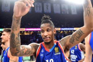 „Anadolu Efes“ nepasiduoda „Fenerbahce“ – išplėšė pergalę metimu su sirena