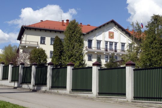 Į agresiją Ukrainoje vykdančios Rusijos ambasados kiemą Vilniuje įskriejo šiukšlių maišas