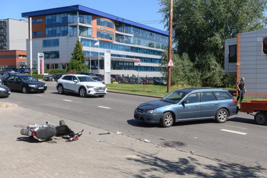  Vilniuje įvyko skaudi avarija - susidūrus lengvajam automobiliui ir mopedui, jį vairavęs 18 metų jaunuolis atsidūrė ligoninėje. 