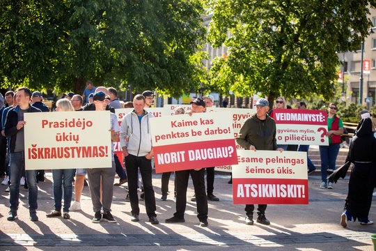 Ūkininkai, auginantys kailinius žvėrelius, piketuoja prieš Seimo ir Vyriausybės sprendimą drausti visą ūkio šaką.