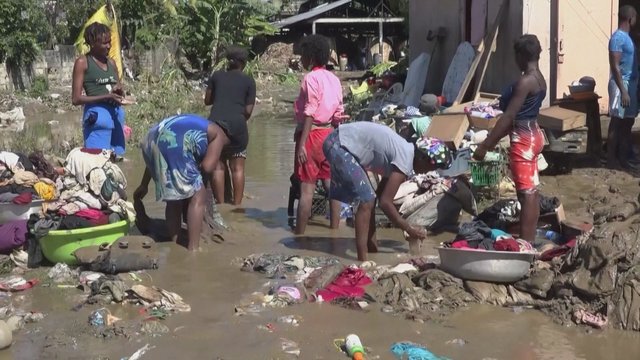 Prasiaubus potvyniui gyvenimas Haityje primena filmą: gamtos stichija nusinešė 42 žmonių gyvybes