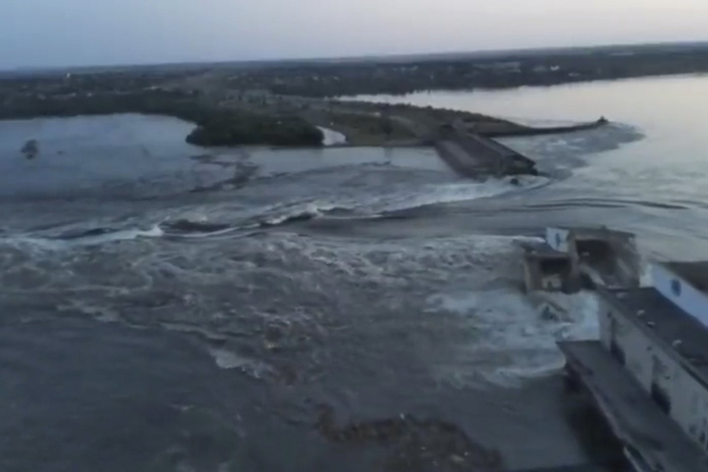 Karas Ukrainoje. Kachovkos hidroelektrinės užtvankos susprogdinimas.<br>AP/Scanpix nuotr.