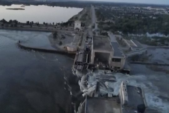 Karas Ukrainoje. Kachovkos hidroelektrinės užtvankos sprogdinimas.