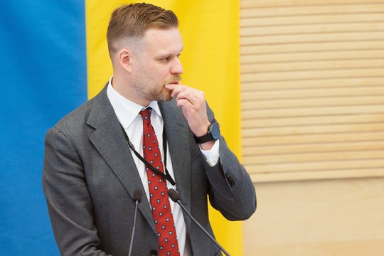 Dar iki balsavimo dėl parlamento pasileidimo I.Šimonytė buvo pareiškusi, kad, jei Seimas pirmalaikiams rinkimams nepritars, ministrė pirmininkė trauksis. Iškart po nesėkmingo balsavimo konservatorių lyderio tonas taip pat pasikeitė.
